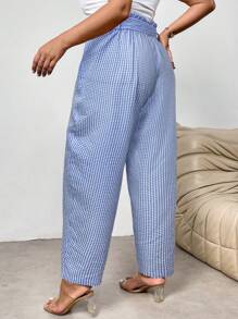 Firerie Elegante Büro Stoffhose in Große Größen mit Raffung, Bindedetail in Taille, elastischer Bund mit Taschen und verjüngtem Bein/Lässige Stoffhose mit Bindung in Karomuster - Blau-Weiß - Übersicht 3