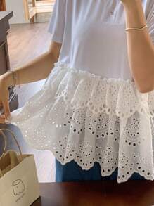 FRIFUL 女士圆领缝线下摆分层刺绣宽松休闲百搭T恤，假日 - 白色 - 查看 1