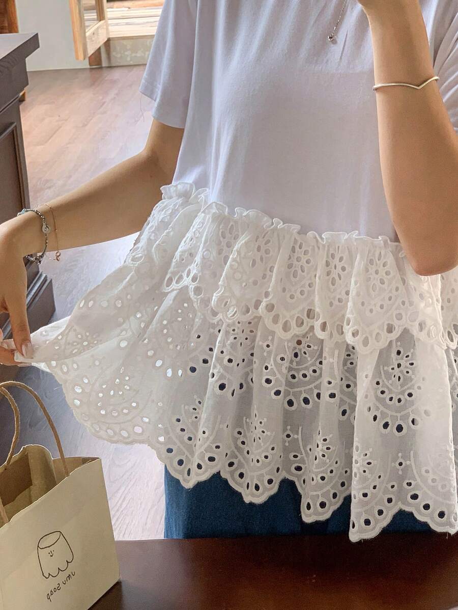 FRIFUL 女士圆领缝线下摆分层刺绣宽松休闲百搭T恤，假日 - 白色 - 查看 1