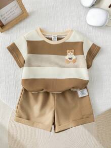 SHEIN مجموعة تي شيرت بأكمام قصيرة مطبوع عليها شريط وصورة الدب الكرتوني مع شورت خصر مطاطي بني فاتح مجموعة ملابس الطفل الولد الصيفية 2 قطعة