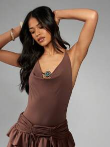 MISSGUIDED 优雅褶饰连体衣，露背领，派对俱乐部晚会正式服装，设计师款连体衣，个性宝石胸针正面细节 - 咖啡棕 - 查看 1