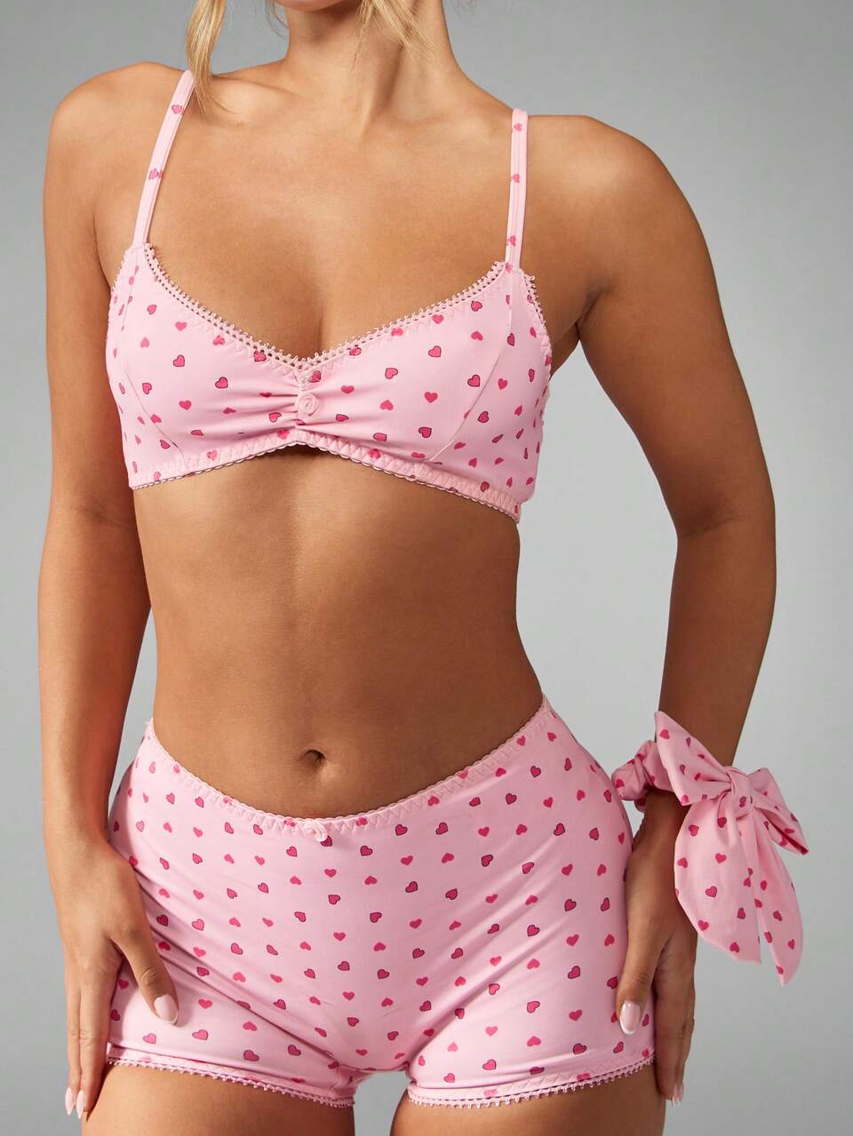 MISSGUIDED Herz Muster Pyjama Set mit feiner Spitzen Schleifen Borte, kurze Hose Stil, bequemes Schlupfdesign, Valentine Kollektion Nachtwäsche Set