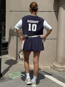 SHEIN Camiseta de manga corta holgada con estampado digital de eslogan y falda deportiva de cintura baja en azul real y blanco con contraste de hilos para niña adolescente, estilo de moda callejera para primavera y verano - Azul y blanco - Ver 2