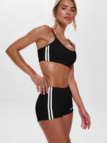 Musera Sport 细肩带条纹侧分露脐吊带背心，适合运动健身、板式网球、网球、匹克球等运动。