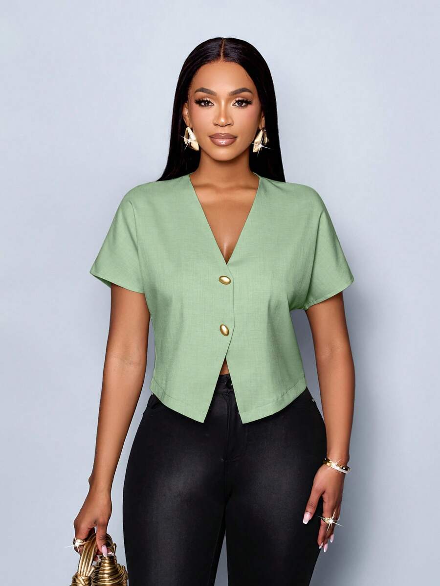 SOLERSUN Blusa elegante de manga corta con cuello en V de unicolor, botón de metal y bajo asimétrico - Verde - Ver 1
