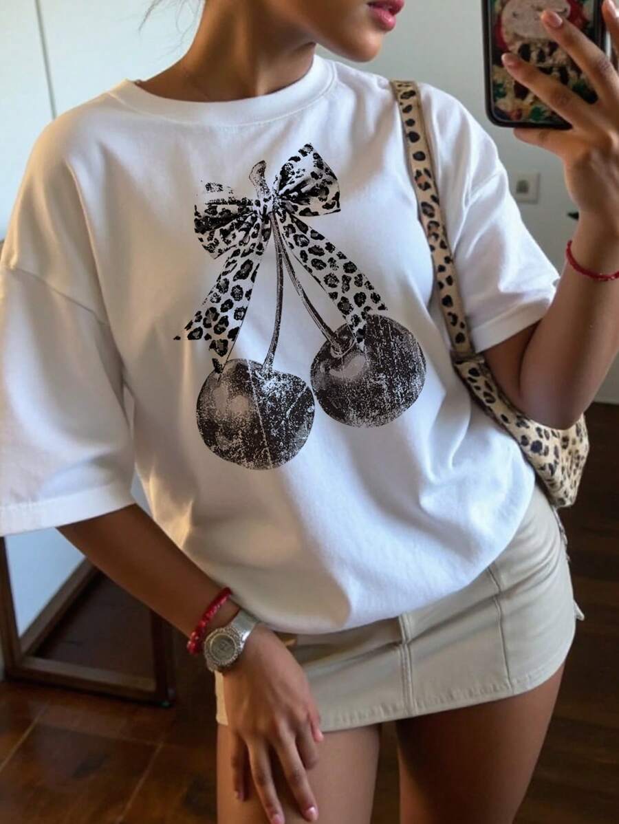 SHEIN EZwear تيشيرت كاجوال كبير الحجم مطبوع برسومات النمر الأسود والكرز مع أكمام قصيرة وياقة مستديرة، قياس فضفاض للنساء، مناسب لمهرجانات الموسيقى والإجازات والتجمعات الحضرية