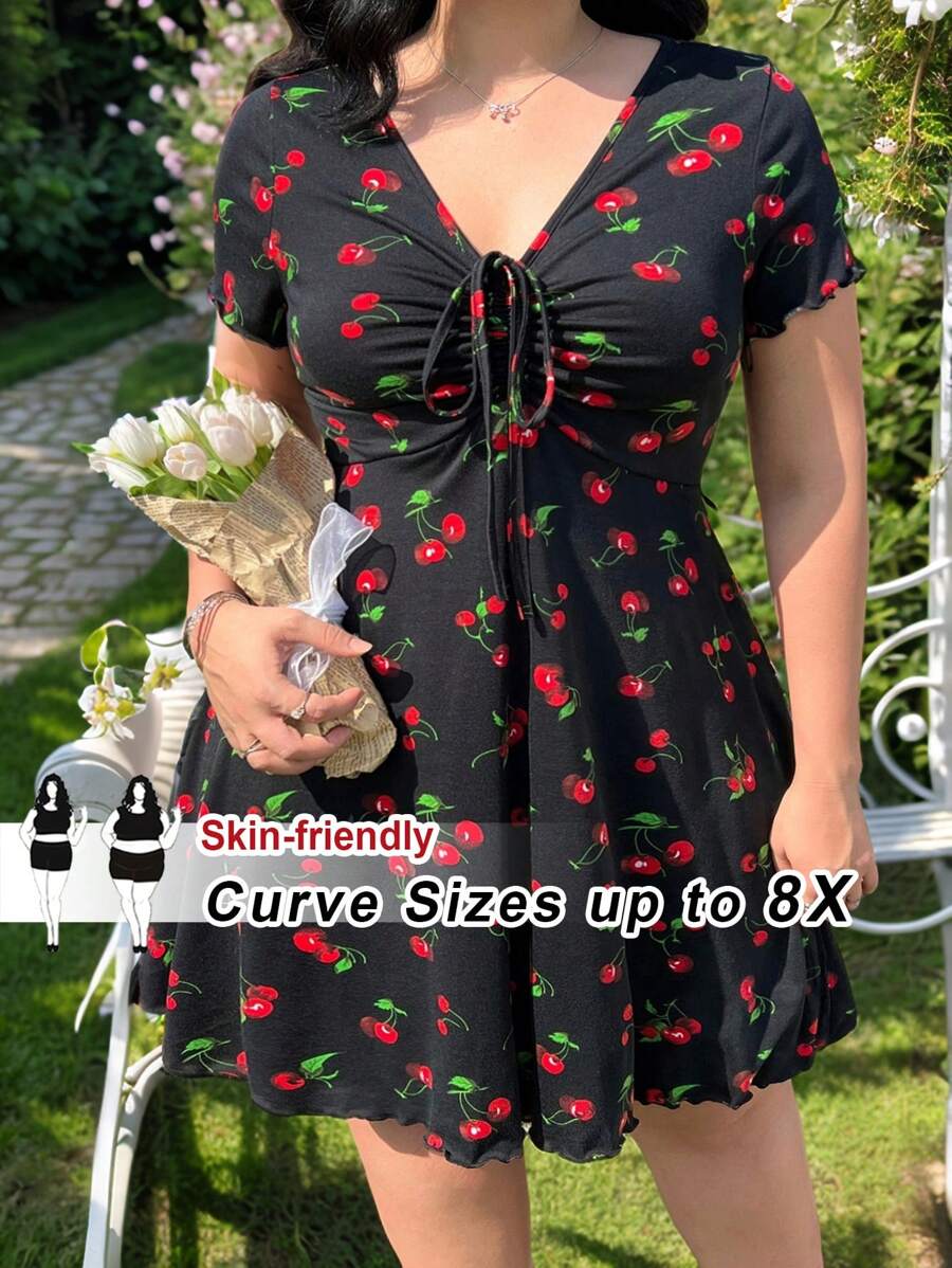 SHEIN CURVE+ 大码女士春夏服装，高弹力樱桃印花，胸前褶皱，腰部收紧，A 级大码连衣裙，加大曲线，波西米亚风度假，女士太阳裙女士海滩装/沙滩裙/海滩度假装/海滩必备品/毕业/茶会礼服/图案 T 恤 - 彩色 - 查看 1