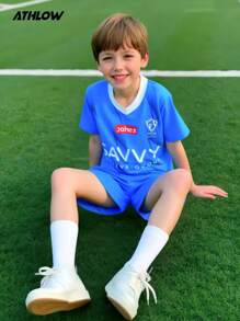 SHEIN Fantacosmos 男童 2 件套夏季儿童短袖 T 恤和短裤套装，酷炫足球印花设计，舒适休闲运动装，适合夏季上学和户外