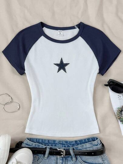 SHEIN Camiseta de cuello redondo para niña preadolescente, cómoda y casual, con diseño de parches y estampado de estrellas en contraste