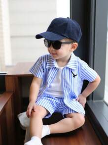 3 Stücke Set Sommer-Outfit für Babyjungen, kurzärmliges gestreiftes Webhemd, gestrickter ärmelloser Weste und gestreifter Webshorts, mit bedrucktem Grafikdesign, geeignet für den täglichen Gebrauch, Urlaub, Feiertage - Blau - Übersicht 1