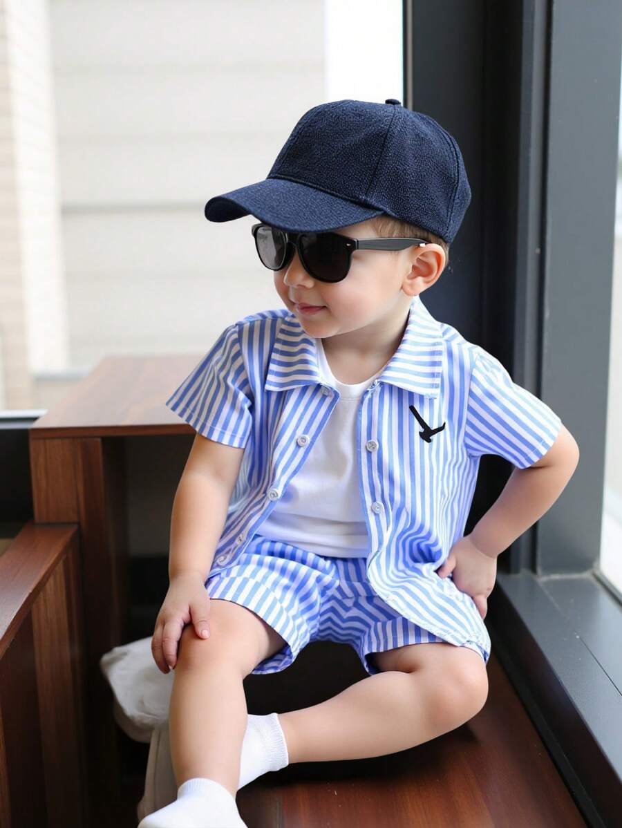 3 Stücke Set Sommer-Outfit für Babyjungen, kurzärmliges gestreiftes Webhemd, gestrickter ärmelloser Weste und gestreifter Webshorts, mit bedrucktem Grafikdesign, geeignet für den täglichen Gebrauch, Urlaub, Feiertage - Blau - Übersicht 1