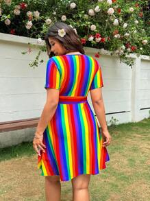 SHEIN EZwear 大码彩虹条纹交叉裹身短袖休闲连衣裙 - 彩色 - 查看 2