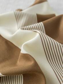 SHEIN مجموعة تي شيرت بأكمام قصيرة مطبوع عليها شريط وصورة الدب الكرتوني مع شورت خصر مطاطي بني فاتح مجموعة ملابس الطفل الولد الصيفية 2 قطعة