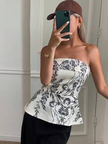 DAZY Top corto sin mangas y sin tirantes con estampado floral all-over, cintura casual, blusas bohemias, top tipo babydoll para mujer