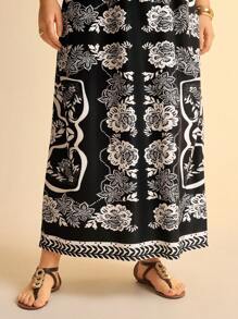CAJUNI Damen Urlaub Boho tropischer Blumen Schwarz & Weiß Muster, luftig weites Maxikleid mit Ausschnitten, Große Größen