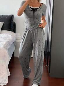 DAZY Juego de pijama para mujer de 2 piezas con estampado de lazos en todo el diseño de parte superior y pantalones