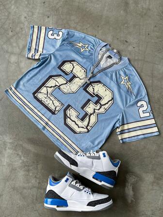 Manfinity Campus Court Camiseta de manga corta con cuello en V y gran número en inglés, estilo deportivo urbano para hombre. Camiseta de verano, camiseta urbana para hombre, camiseta de moda para hombre. Tela cómoda, excelente mano de obra, adecuada para uso diario, salir, escuela, reuniones con amigos. Puede usarse como regalo para novios y amigos.