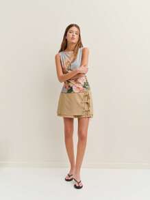 Nöista Falda midi con estampado floral en una tela suave y fluida - Eleva tu estilo de trabajo con una de nuestras elegantes blusas.