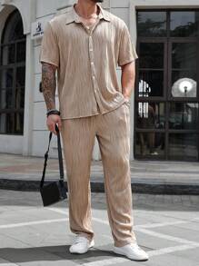 Manfinity CasualCool Conjunto de camisa de manga corta y pantalones de tela texturizada color caqui para hombre de tallas grandes
