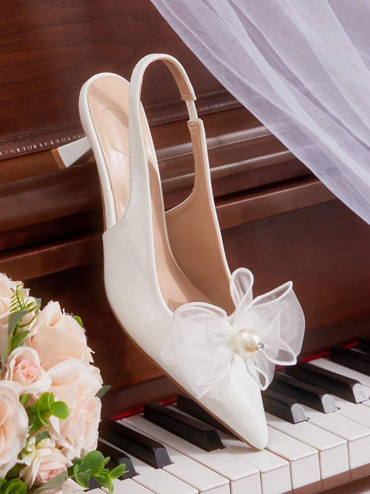 CUCCOO HITCHD Zapatos de tacón alto para mujer, nuevos zapatos de novia y dama de honor de verano con cristales brillantes, perlas y lazo, punta afilada, tacón de aguja, elegantes y románticos, de cuero artificial blanco para vestidos de fiesta, boda y noche