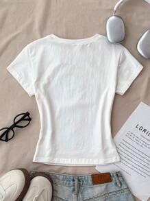 少女白色针织休闲个性修身短裤短袖圆领可爱猫咪图案印花T恤，适合居家休闲、购物、午餐、派对