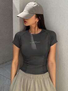 DAZY Camiseta deportiva elegante y ajustada de manga corta para mujer con impresión de letras y diseño de manga raglán para verano - Gris - Ver 4