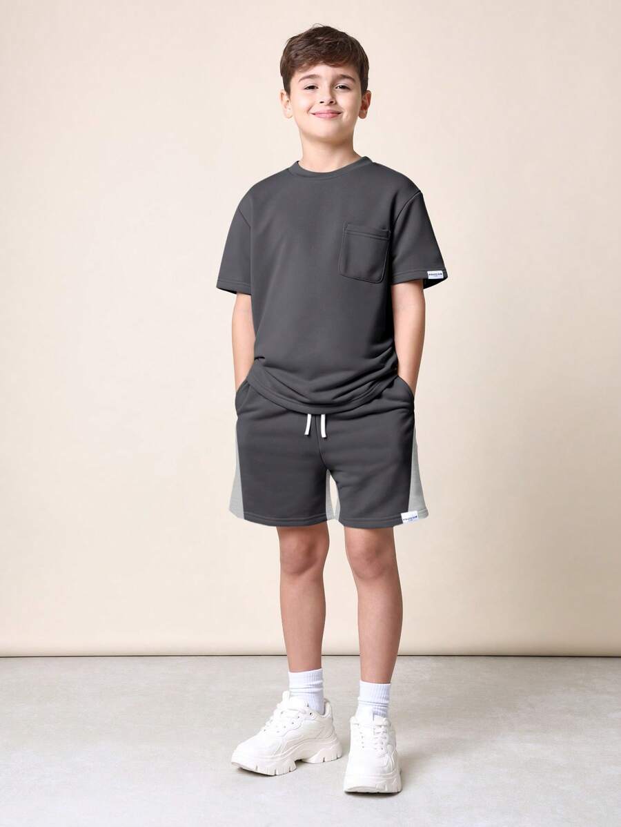 SUMWON Conjunto deportivo de dos piezas coordinado, camiseta de entrenamiento de manga corta con bolsillo y pantalones cortos de chándal con cordón, conjunto de ropa deportiva informal - Gris Oscuro - Ver 1