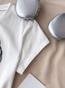 少女白色针织休闲个性修身短裤短袖圆领可爱猫咪图案印花T恤，适合居家休闲、购物、午餐、派对