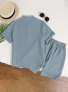 SHEIN Set de 2 piese pentru băieți, stil coreean, cu guler mandarin, mânecă scurtă, fermoar pe jumătate, pantaloni scurți cu imprimeu ondulat și etichete, pentru vacanță în stil preadolescentin