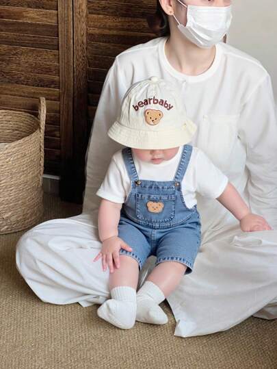 SHEIN Vintaside Kids 小男孩简约白色圆领短袖T恤搭配时尚水洗牛仔背带裤套装，夏季休闲风