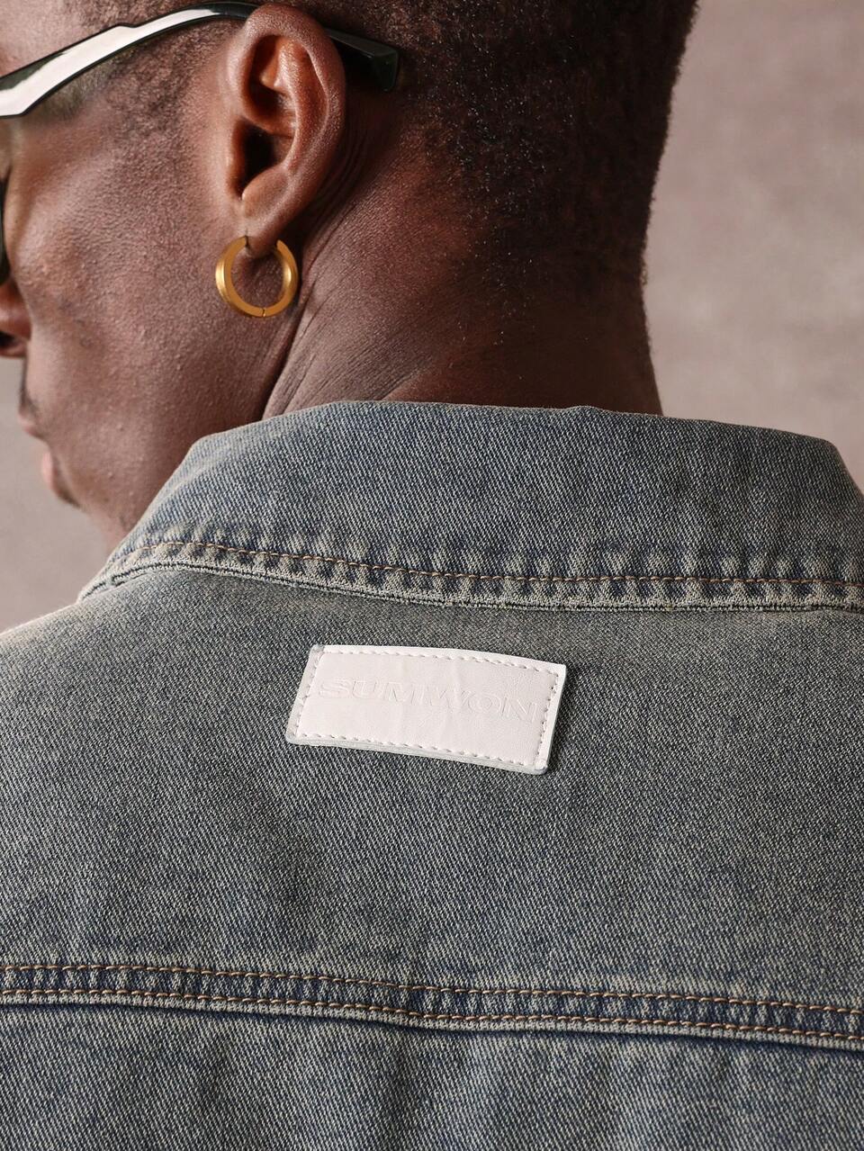 SUMWON Jaqueta Denim do Tipo Trucker Listrada, Estilo Retrô Nostálgico, Clássica Desgastada com Faixa Lateral, Casual Moderna, Moda de Rua Chique