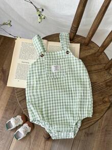 SHEIN Vintaside Kids Mono de verano para bebé niño o niña con tirantes triangulares en verde y blanco, con combinación de colores frescos que muestran un estilo simple, vivo y encantador. Hecho de tela tejida, versión holgada, con tirantes ajustables que se adaptan conforme el bebé crece. Con bolsillo práctico y letras lindas, adecuado para compras al aire libre, vacaciones, ocio en casa, fiestas y otras ocasiones para usar.