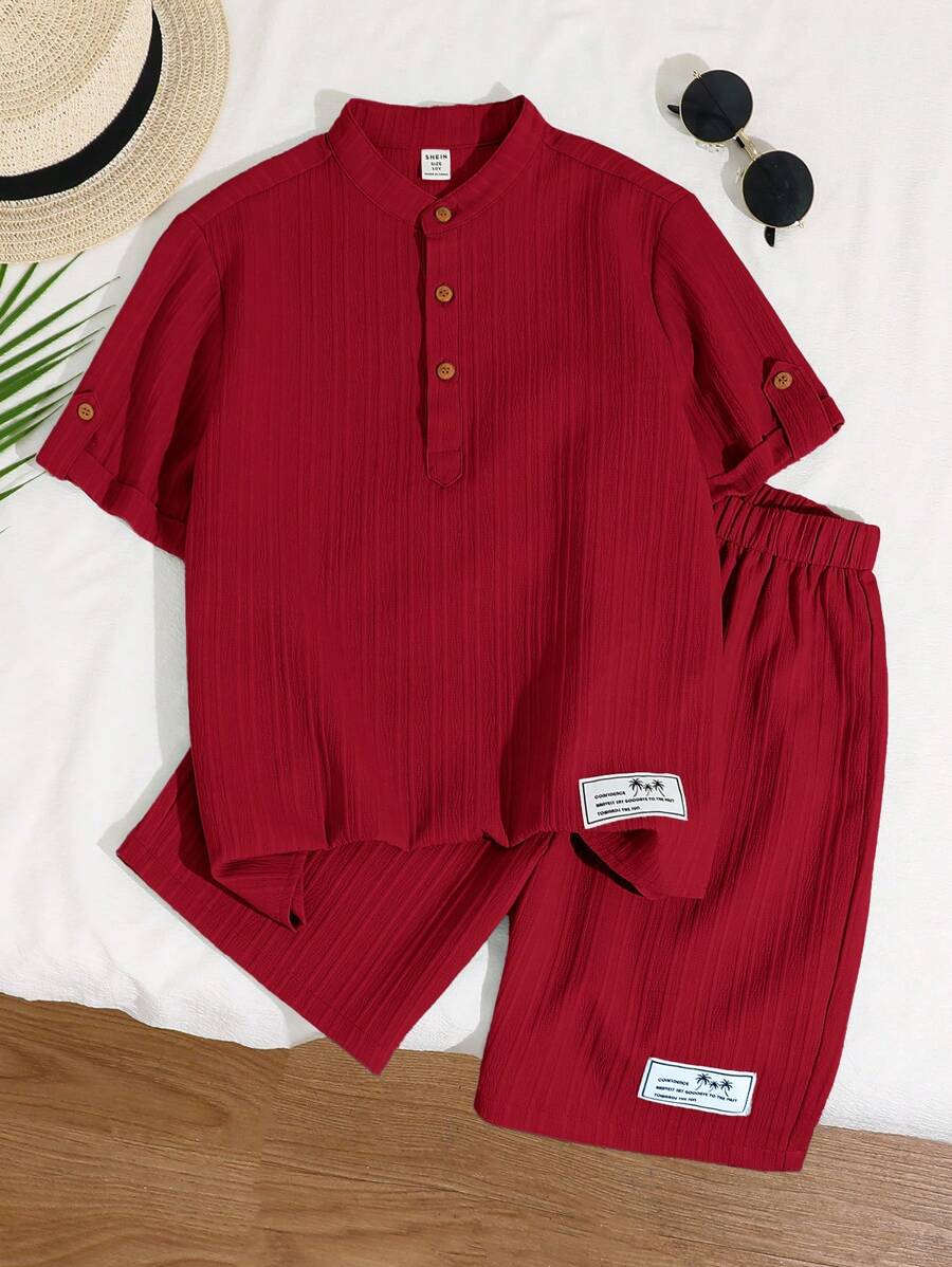 SHEIN 男童休闲假日韩版立领半拉链短袖上衣（带贴布）和梭织波浪条纹短裤两件套 - 紅色 - 查看 1