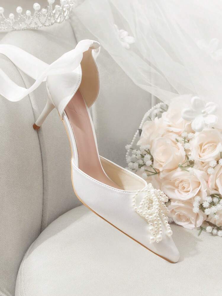 CUCCOO HITCHD Zapatos de vestir elegantes y románticos para mujer con lazo de perlas, correa de tobillo y punta afilada, tacón de gatito en satén blanco para boda, fiesta de noche y moda