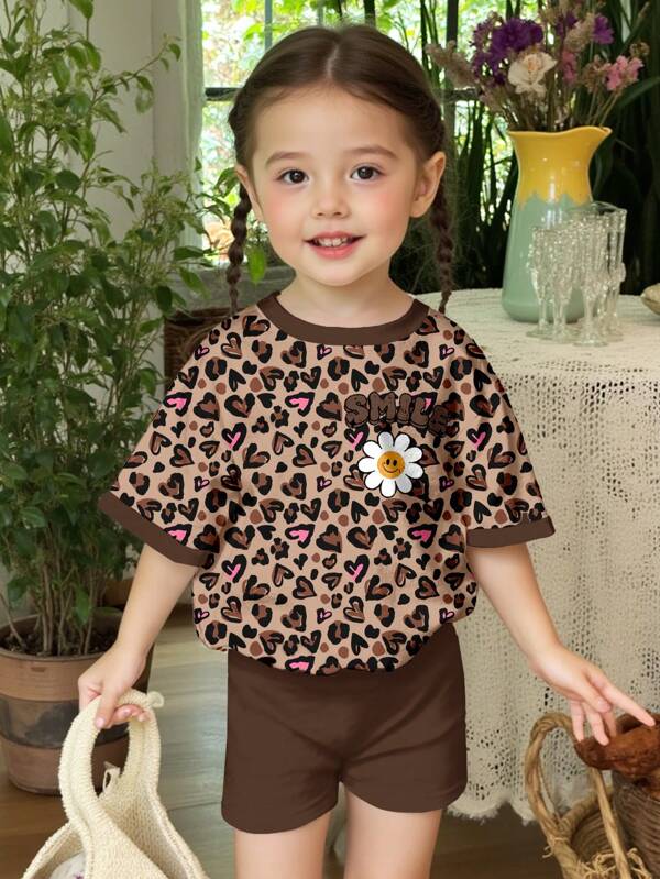 SHEIN Set de 2 piezas para niña con camiseta de manga corta con estampado de leopardo y cara + shorts, adecuado para el verano