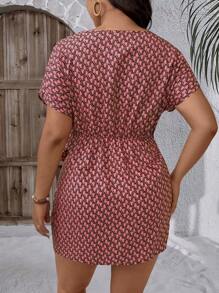 SHEIN Clasi Vestido de Férias Estampado Elegante de Decote em V Plus Size para Mulheres - Multicolorido - Visão 2