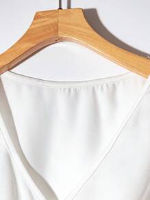 Franclia 两件套女士缎面纯色修身套头衫，深V领，短袖，荷叶边下摆，金属纽扣，收腰设计，褶裥，超A字版型，适合派对、宴会、度假、婚礼、办公等场合，风格优雅、性感、奢华、简约、专业知性、通勤、休闲、浪漫，春夏常规款上衣，常规款褶裥半裙，常规款两件套，适合大学校园穿着。