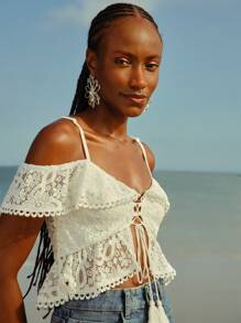 CAJUNI Conjunto de 2 piezas de verano para vacaciones y playa, compuesto por top halter con escote en V y adorno de encaje con borlas + shorts triangulares blancos