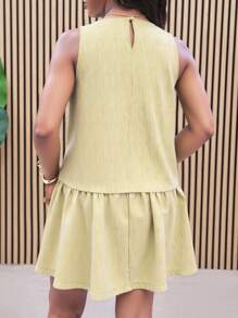 Slaydiva Vestido mini de tela jacquard texturizada verde con escote redondo, sin mangas, con bolsillos y dobladillo con volantes. Modelo de talla grande para primavera/verano 2025. Atuendo para brunch, festival de música, club, casual elegante, vacaciones en la ciudad, graduación o vacaciones elegantes. - Verde - Ver 2
