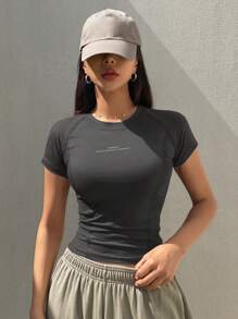DAZY Camiseta deportiva elegante y ajustada de manga corta para mujer con impresión de letras y diseño de manga raglán para verano - Gris - Ver 8