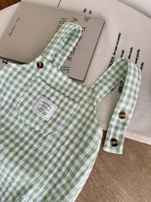SHEIN Vintaside Kids Mono de verano para bebé niño o niña con tirantes triangulares en verde y blanco, con combinación de colores frescos que muestran un estilo simple, vivo y encantador. Hecho de tela tejida, versión holgada, con tirantes ajustables que se adaptan conforme el bebé crece. Con bolsillo práctico y letras lindas, adecuado para compras al aire libre, vacaciones, ocio en casa, fiestas y otras ocasiones para usar.
