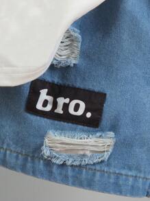 SHEIN 2pcs/Set Young Boy Funny Graphic Print Top And Distressed Shorts. The Pattern Is Fun And Lively, With Excellent Denim Washing Technique. The Stylish Design And Comfortable Crew Neck T-Shirt Make It Suitable For Summer. The Simple And Fashionable Design Showcases The Personalized Of Boys Aged 4-7 For Casual Daily Wear.