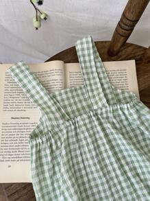 SHEIN Vintaside Kids Mono de verano para bebé niño o niña con tirantes triangulares en verde y blanco, con combinación de colores frescos que muestran un estilo simple, vivo y encantador. Hecho de tela tejida, versión holgada, con tirantes ajustables que se adaptan conforme el bebé crece. Con bolsillo práctico y letras lindas, adecuado para compras al aire libre, vacaciones, ocio en casa, fiestas y otras ocasiones para usar.