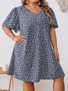 SHEIN CURVE+ Robe d'été avec volants à imprimé floral pour femmes de grande taille, pour vacances. Robes d'été pour femmes, tenues de plage pour femmes/robe de plage/tenues de vacances à la plage/accessoires de plage/remise des diplômes/robe de garden-party, robes d'été/campagne/tenues de vacances à la plage/tenues de plage/vêtements de plage