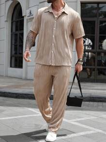 Manfinity CasualCool Conjunto de camisa de manga corta y pantalones de tela texturizada color caqui para hombre de tallas grandes