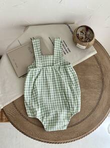 SHEIN Vintaside Kids Mono de verano para bebé niño o niña con tirantes triangulares en verde y blanco, con combinación de colores frescos que muestran un estilo simple, vivo y encantador. Hecho de tela tejida, versión holgada, con tirantes ajustables que se adaptan conforme el bebé crece. Con bolsillo práctico y letras lindas, adecuado para compras al aire libre, vacaciones, ocio en casa, fiestas y otras ocasiones para usar.