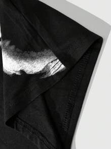 Manfinity LEGND Set da 2 pezzi Manfinity Streetrush da uomo con maglietta a girocollo a maniche corte e pantaloncini, pantaloncini in tinta unita con vita elastica e coulisse, maglietta a stampa a righe incrociate e motivo a contrasto sfumato, set di maglietta a maniche corte nere e pantaloncini, set di maglietta con grafica a righe semplice, set di maglietta e pantaloncini alla moda, abbigliamento casual da tutti i giorni adatto per tutte le stagioni, abbigliamento casual per pendolari, regalo ideale per il fidanzato.