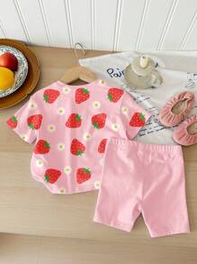 SHEIN Set de 2 piezas de camiseta de manga corta con cuello redondo y pantalones cortos con estampado de flor de margarita y fresa, adecuado para niñas jóvenes en verano
