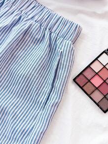 SHEIN 少女休闲可爱蓝白条纹抹胸上衣和短裤两件套，适合夏季、派对、旅行、通勤、度假等场合。 - 藍白色 - 查看 8