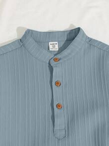 SHEIN Set de 2 piese pentru băieți, stil coreean, cu guler mandarin, mânecă scurtă, fermoar pe jumătate, pantaloni scurți cu imprimeu ondulat și etichete, pentru vacanță în stil preadolescentin